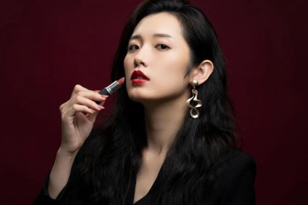 飞乐乐 多个大牌化妆品被检出苏丹红？多款产品连夜下架，疑似原料供应商被曝光