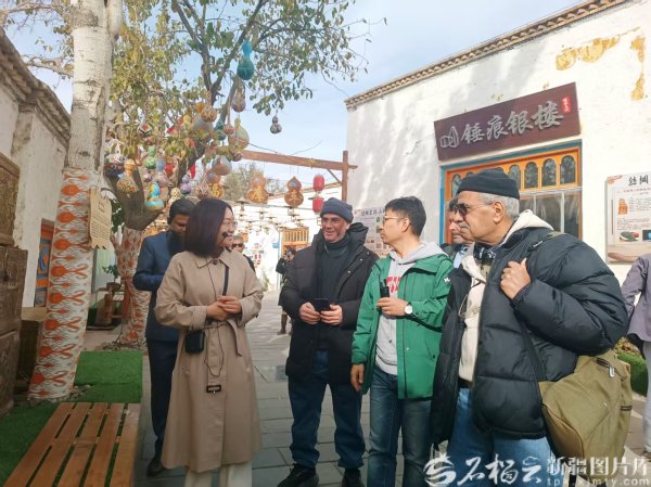 尚盈配资 海外高校教师漫步库车老街——门楣留影 巷陌听风